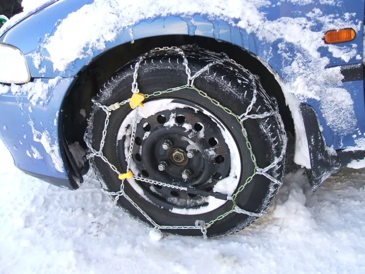 雪道でタイヤに付けたチェーン