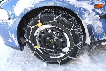 雪道でタイヤに付けたチェーン