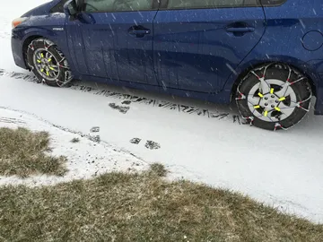 チェーンを付けた車（雪の降り始め）