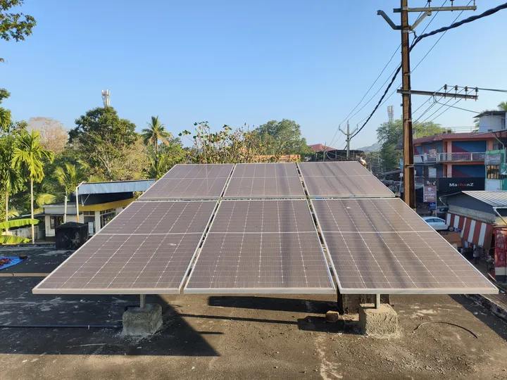屋上に並べた太陽光パネル（3kW）