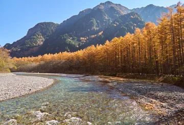 梓川と紅葉の上高地（長野県）