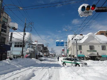大雪の積もる町の道（山梨県）