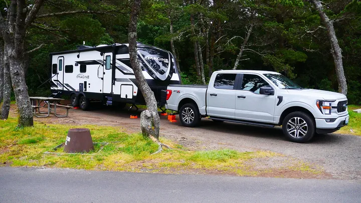 キャンプ場のトレーラーとけん引する車
