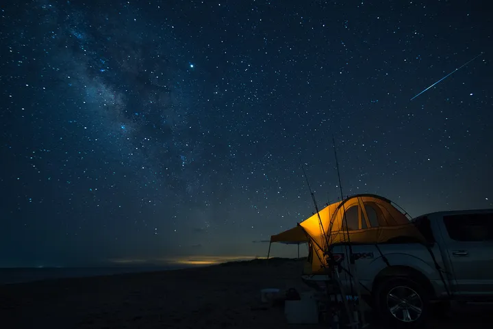 星空の下の車とテント