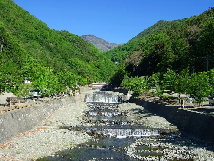 川沿いのオートキャンプ場