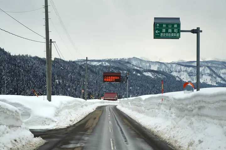 雪の壁の道