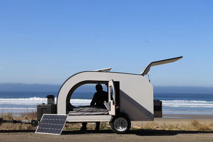 海辺のティアドロップ型トレーラー