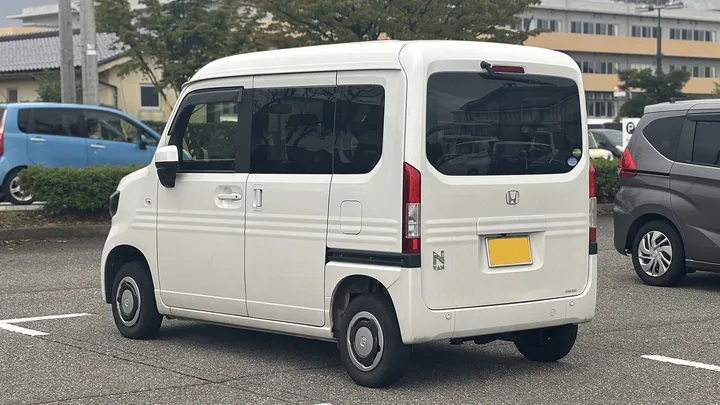 ホンダ N-VAN（後ろの姿）
