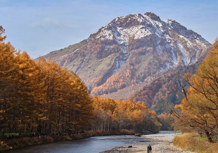 上高地の紅葉と山（長野県）