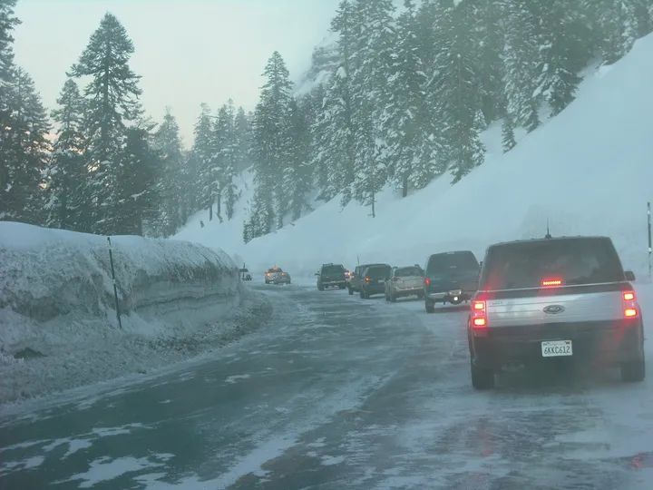 雪道の車の列