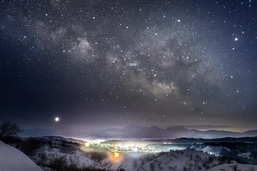 新潟県 雪の山と春の天の川