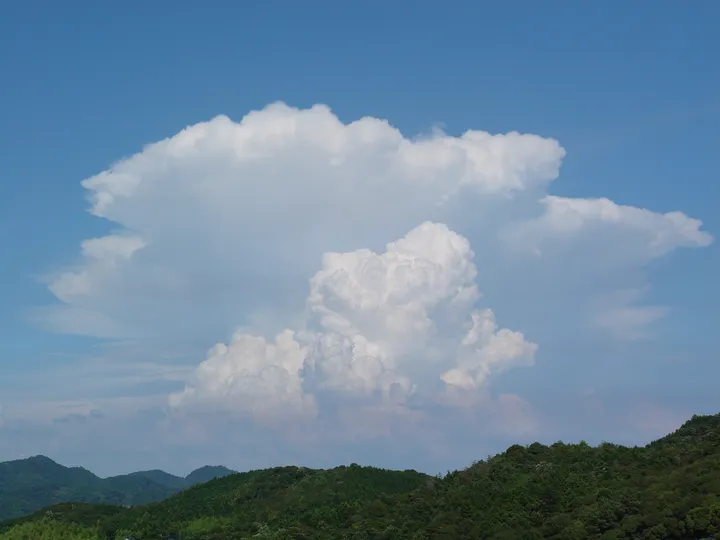 夏の山の上にわく入道雲（積乱雲）