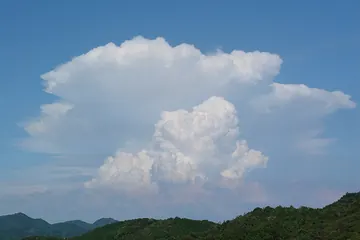 夏の山の上にわく入道雲（積乱雲）
