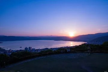 諏訪湖の日の出（長野県）