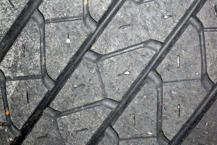 タイヤの溝の模様（近くから）