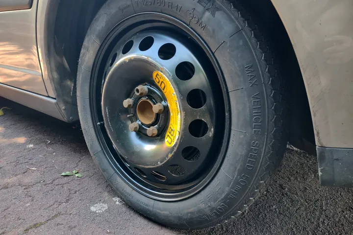 応急用のスペアタイヤを付けた車