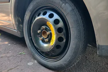 応急用のスペアタイヤを付けた車