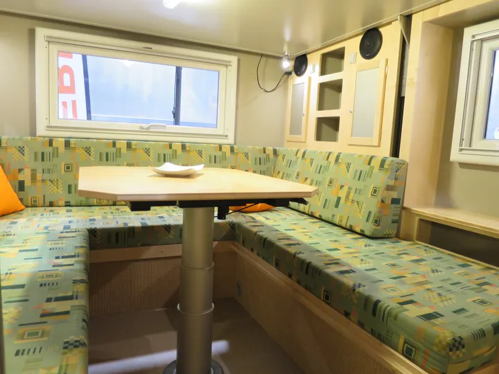 車内の食卓