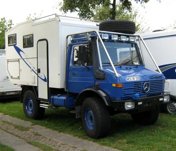 ウニモグに載せた Bocklet の車(2009年 キャラバンサロンの駐車場)