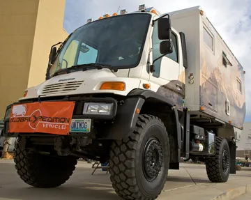 撮影者の説明では Global Expedition Vehicles の Safari Extreme（フレイトライナー・ウニモグ U500）。2009年 Overland Expo