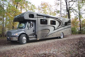 2019年型 Renegade Valencia 38RW。前はトラックの運転台、後ろが家