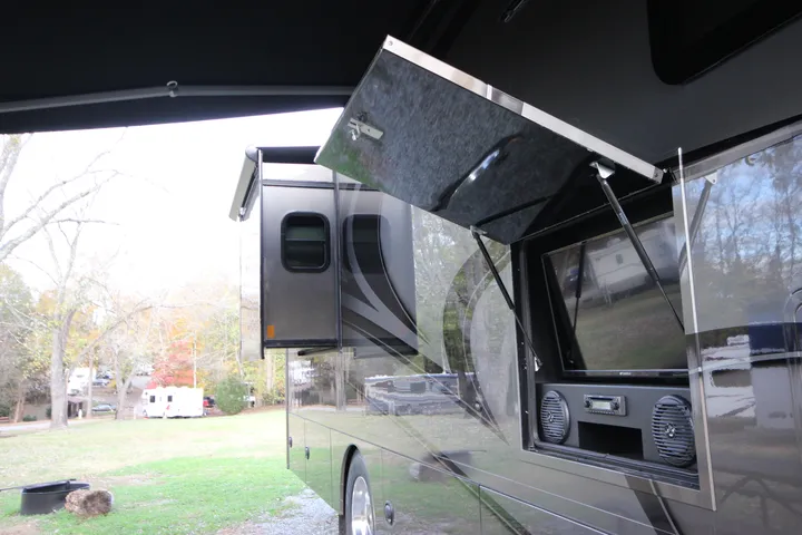 車体の横の扉を開けると外向きのテレビ