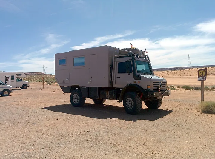 米国アリゾナ州で見かけたウニモグ 437 のキャンピングカー（ドイツの車）