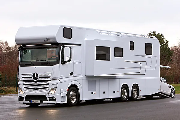 VARIO Alkoven 1200（アクトロス）。後ろの車庫にポルシェを積む