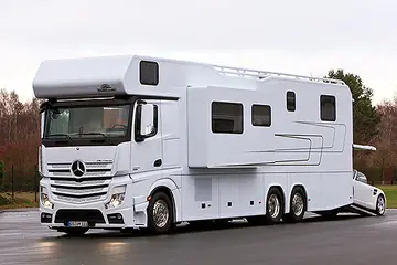VARIO Alkoven 1200（アクトロス）。後ろの車庫にポルシェを積む