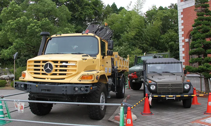 ダイムラーが震災支援に寄贈した車（ゼトロスなど）。日本自動車博物館の展示