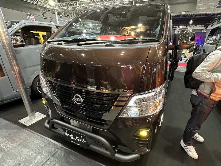 日産 キャラバン（E26型・2012年〜の形）アンバー ライトキャンパー 正面（大阪オートメッセ2023）