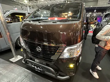 日産 キャラバン（E26型・2012年〜の形）アンバー ライトキャンパー 正面（大阪オートメッセ2023）