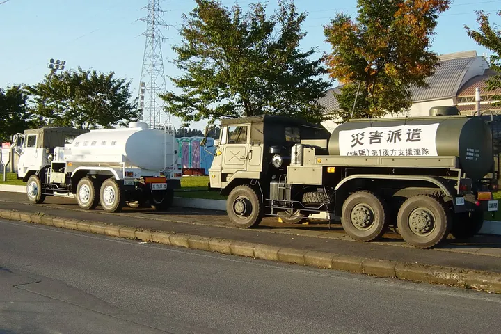 新潟県中越地震で被災地に入った自衛隊の給水車（災害派遣）