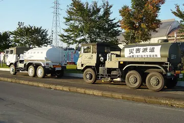 新潟県中越地震で被災地に入った自衛隊の給水車（災害派遣）